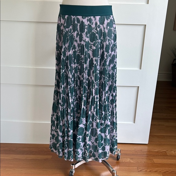 Aritzia Dresses & Skirts - ARITZIA Wilfred Twirl pleated floral midi skirt
